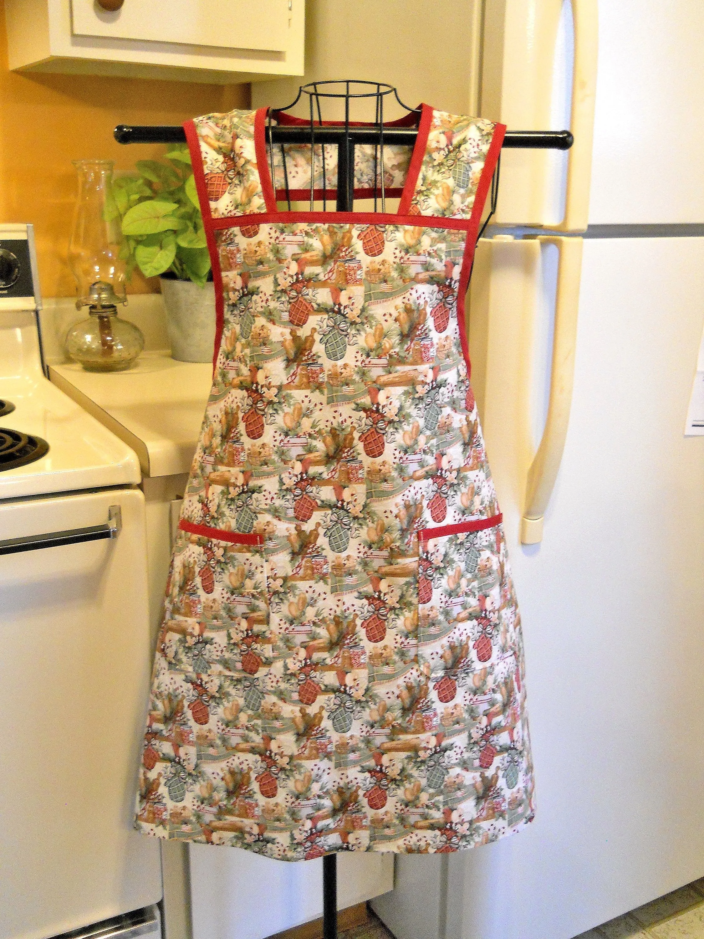 Grandma Old Fashioned Red and Green Christmas Kitchen Apron in Medium