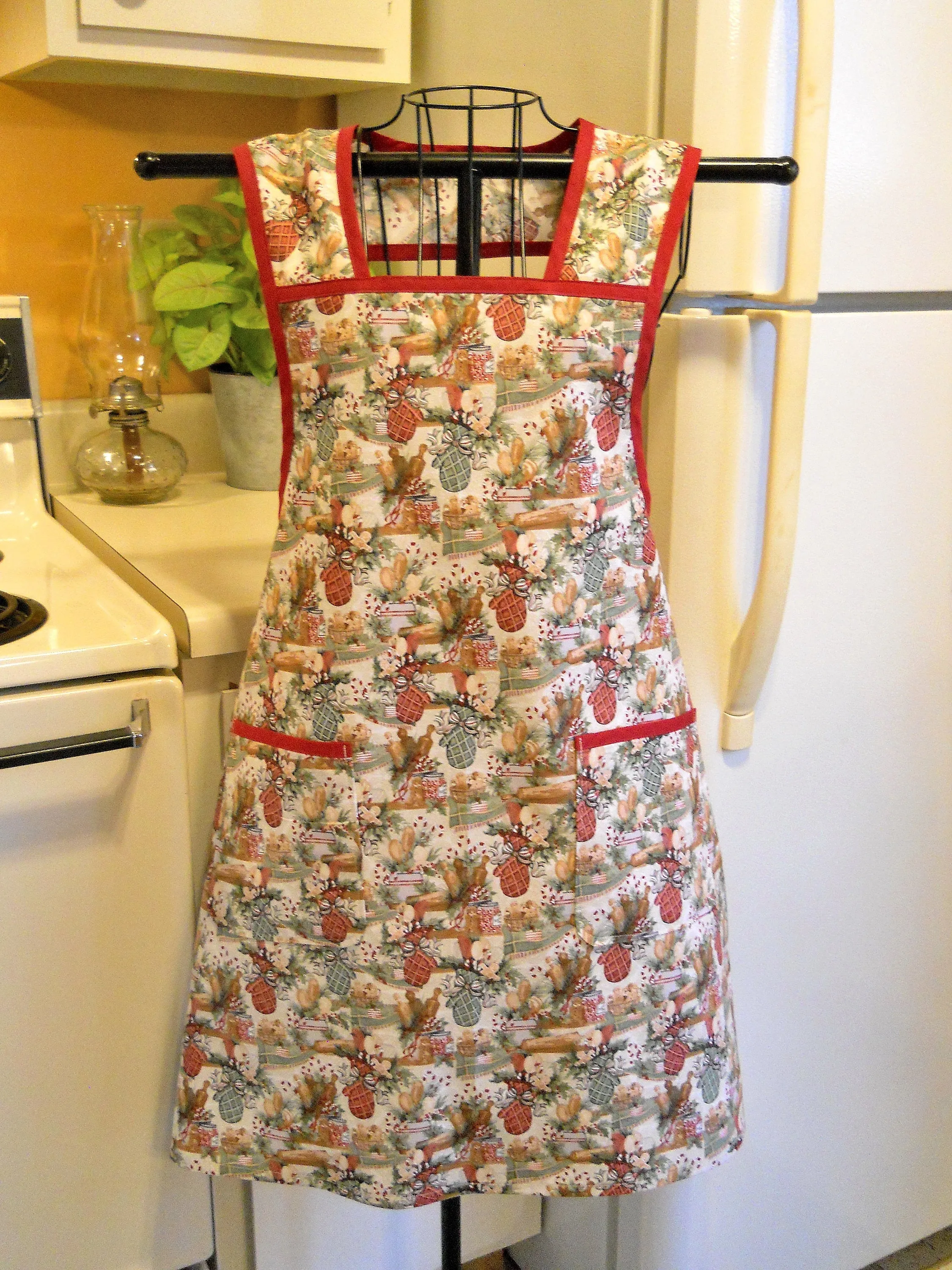 Grandma Old Fashioned Red and Green Christmas Kitchen Apron in Medium