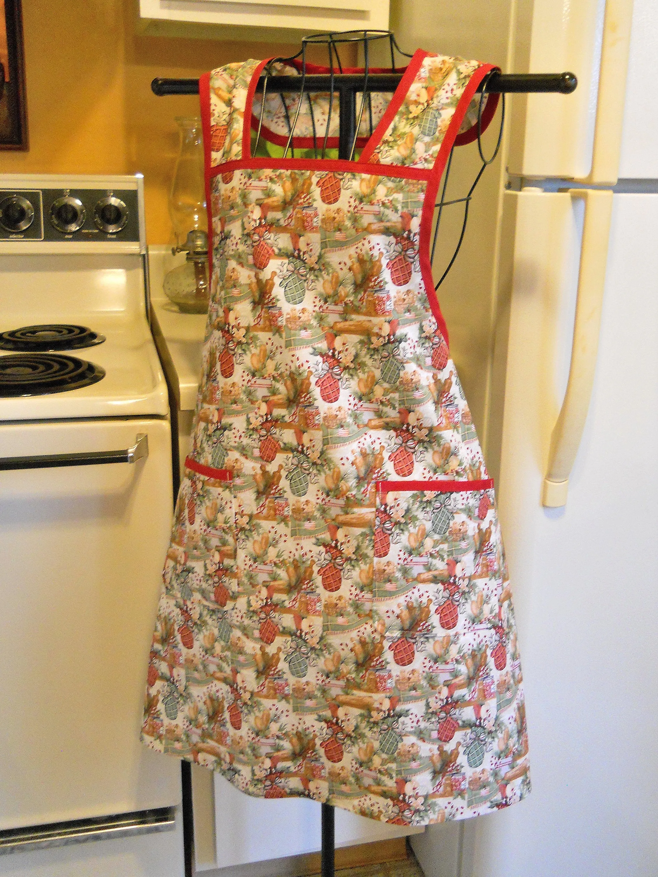 Grandma Old Fashioned Red and Green Christmas Kitchen Apron in Medium