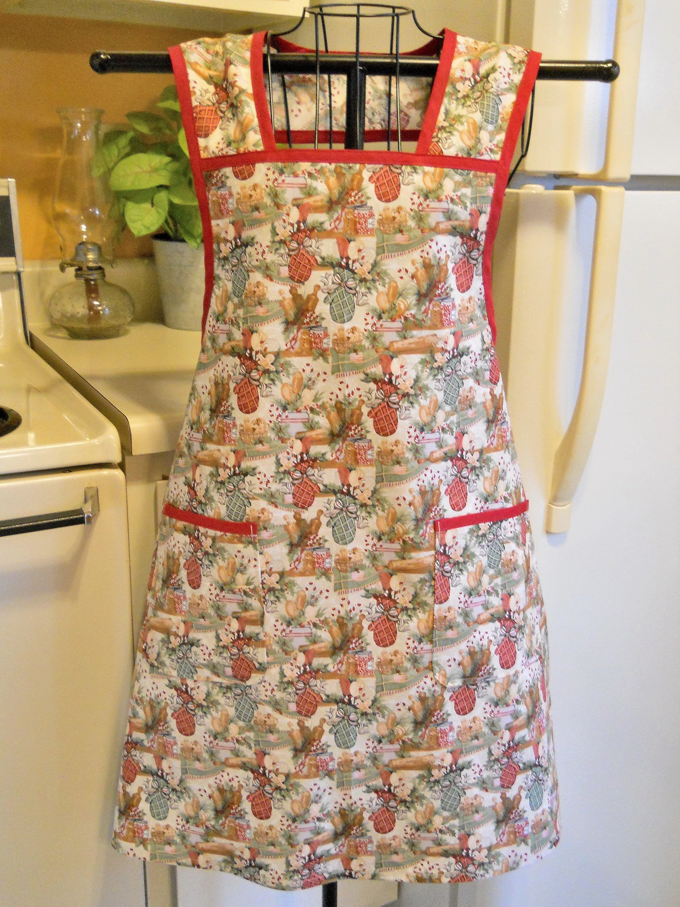 Grandma Old Fashioned Red and Green Christmas Kitchen Apron in Medium