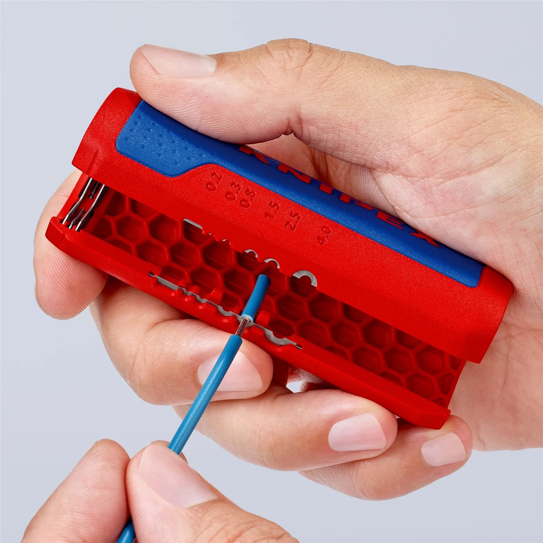 KNIPEX TwistCut Corrugated Pipe Cutter and Wire Stipper 13-32mm Diameter Capacity 100mm 90 22 02 SB