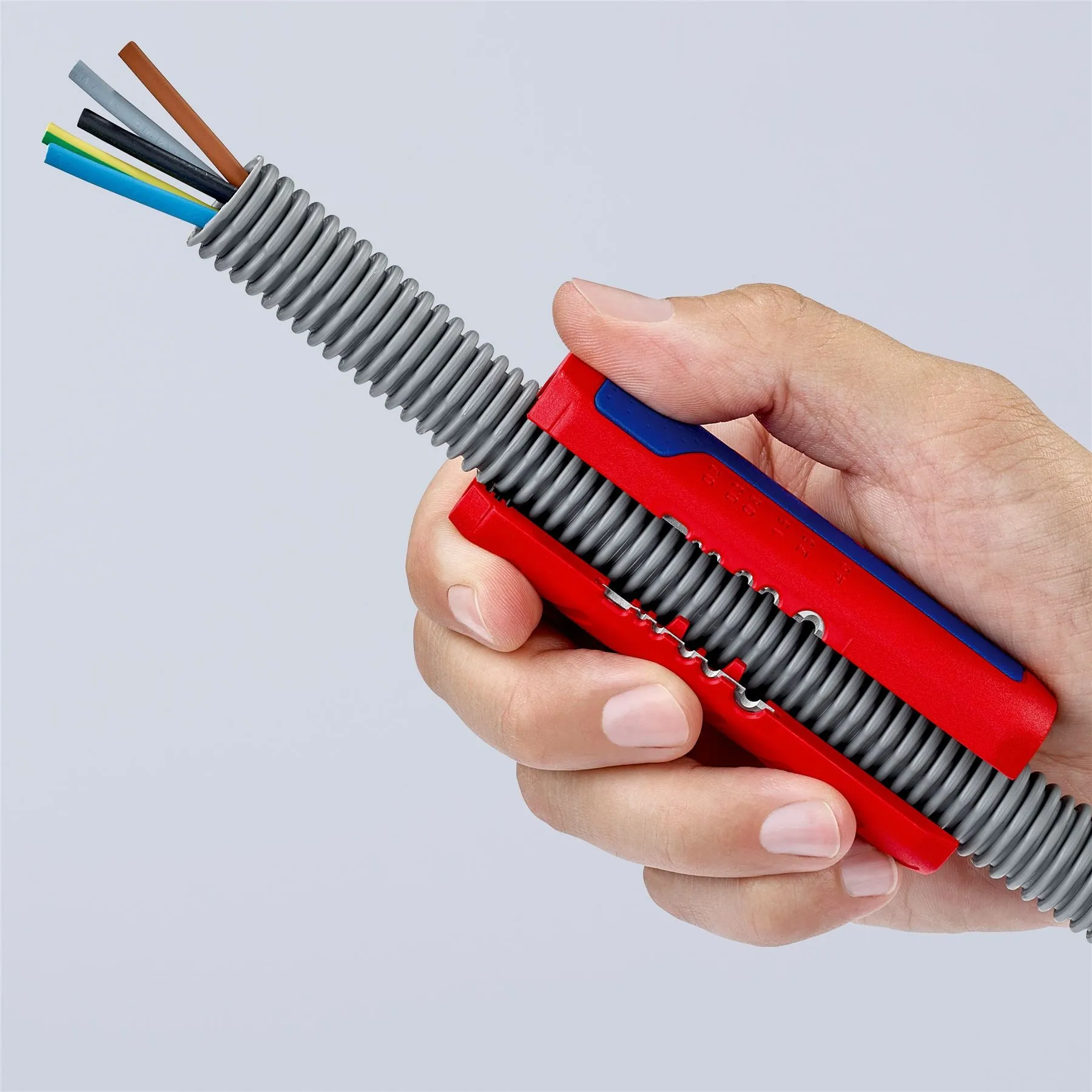 KNIPEX TwistCut Corrugated Pipe Cutter and Wire Stipper 13-32mm Diameter Capacity 100mm 90 22 02 SB