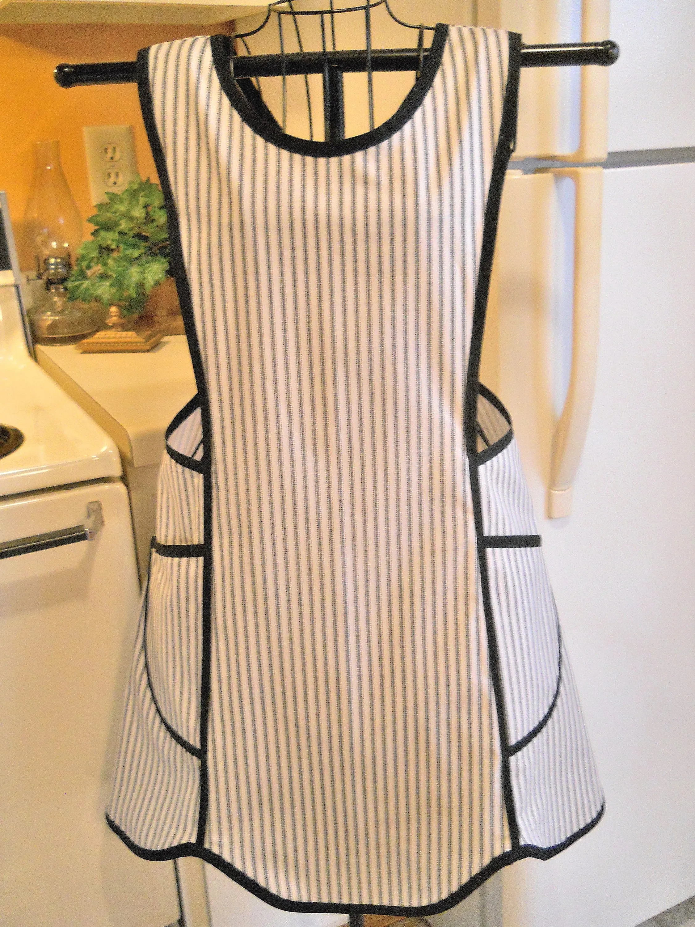 Old Fashioned Crossover No Tie Apron in Black and Ecru Ticking in Medium