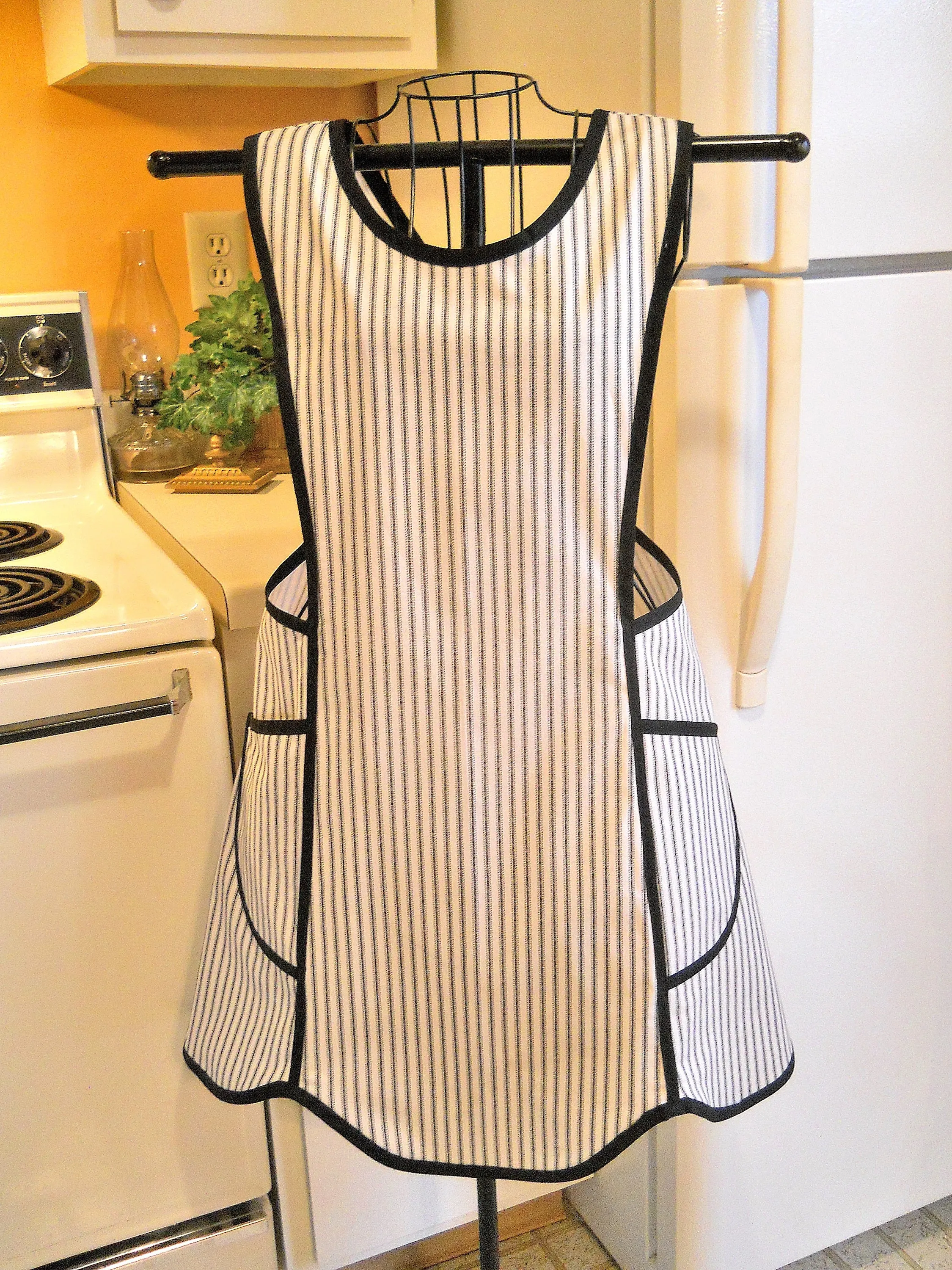 Old Fashioned Crossover No Tie Apron in Black and Ecru Ticking in Medium