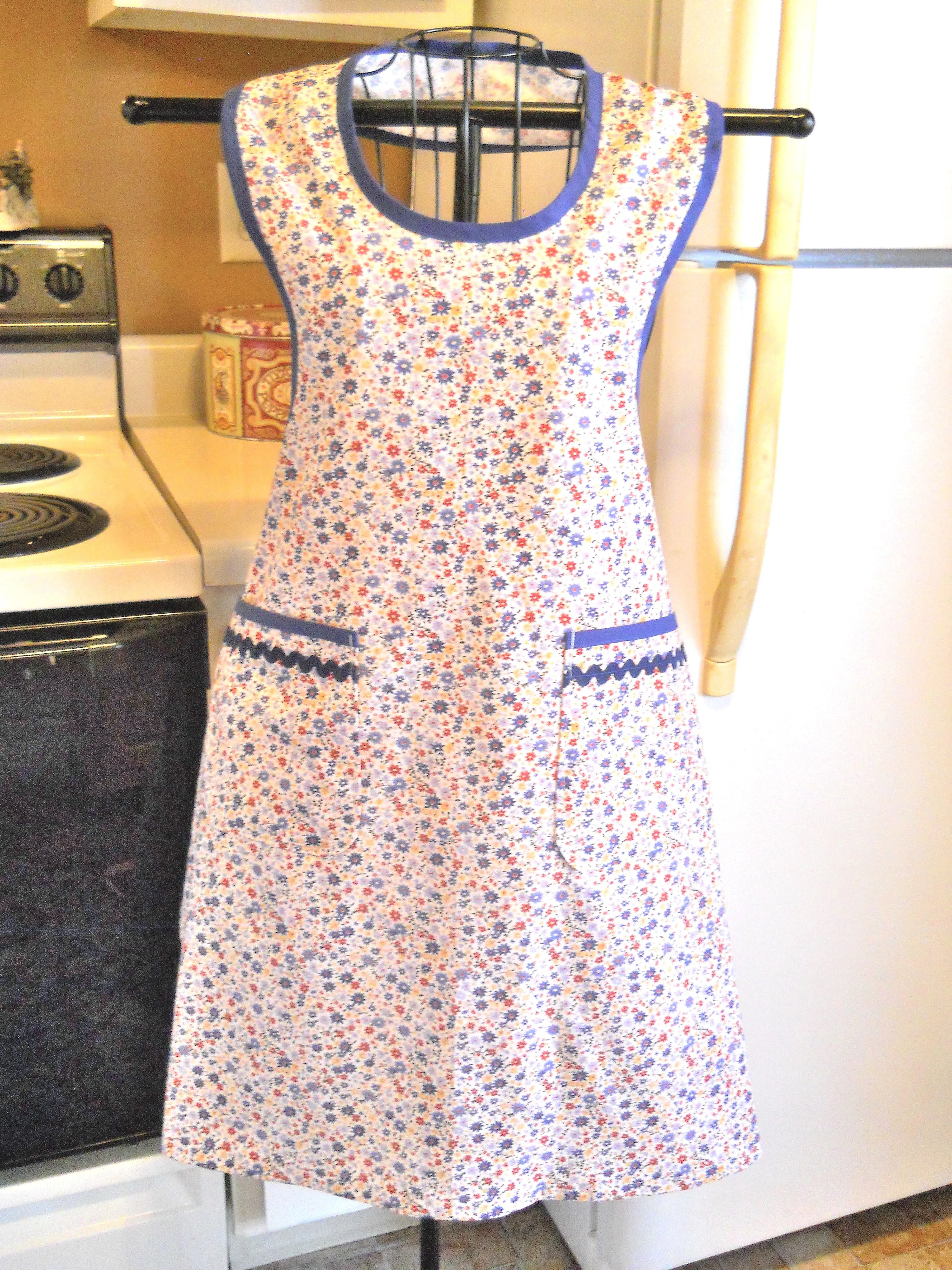 Old Fashioned Full Apron with a Blue Red and Yellow Floral size XL