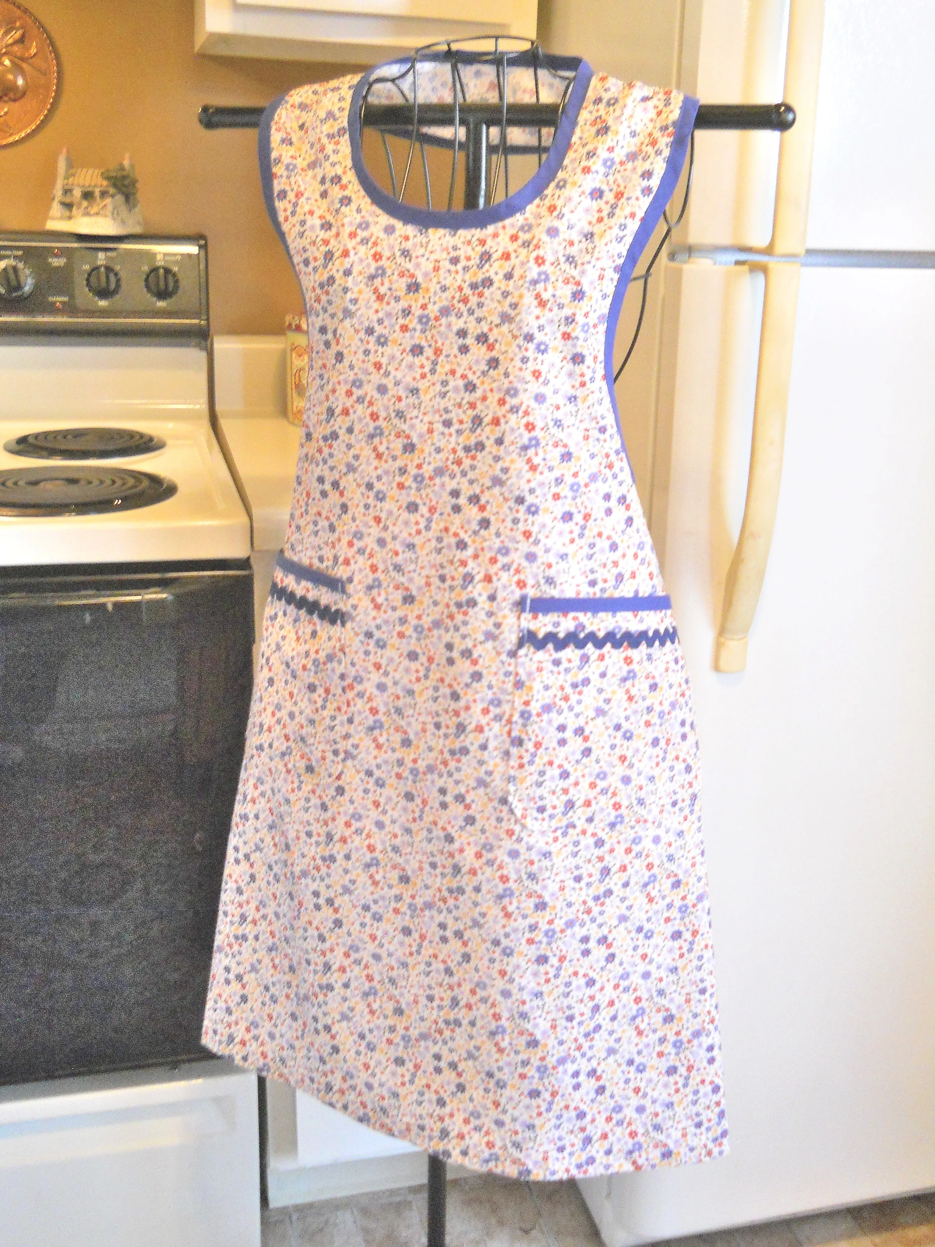 Old Fashioned Full Apron with a Blue Red and Yellow Floral size XL