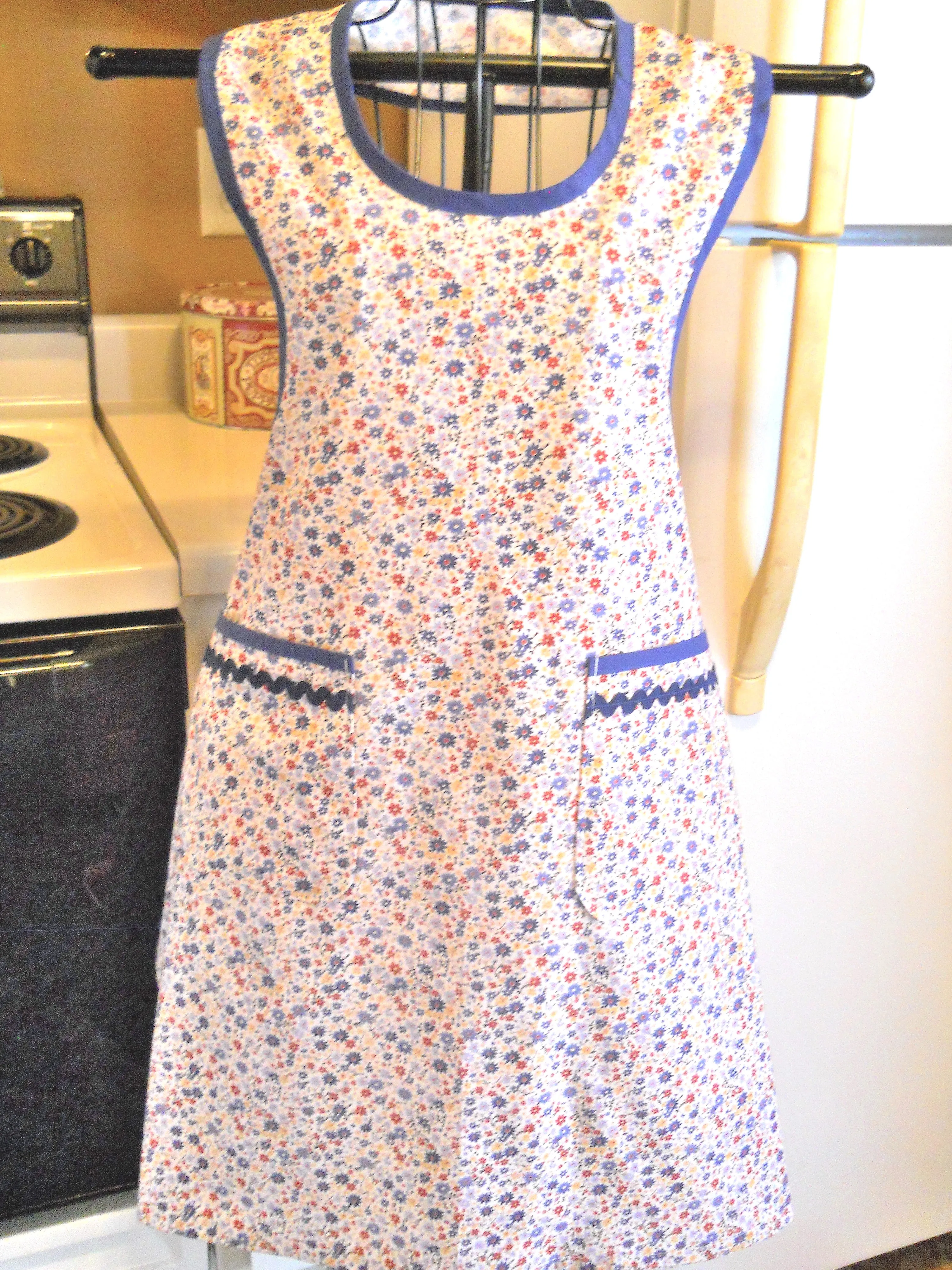 Old Fashioned Full Apron with a Blue Red and Yellow Floral size XL