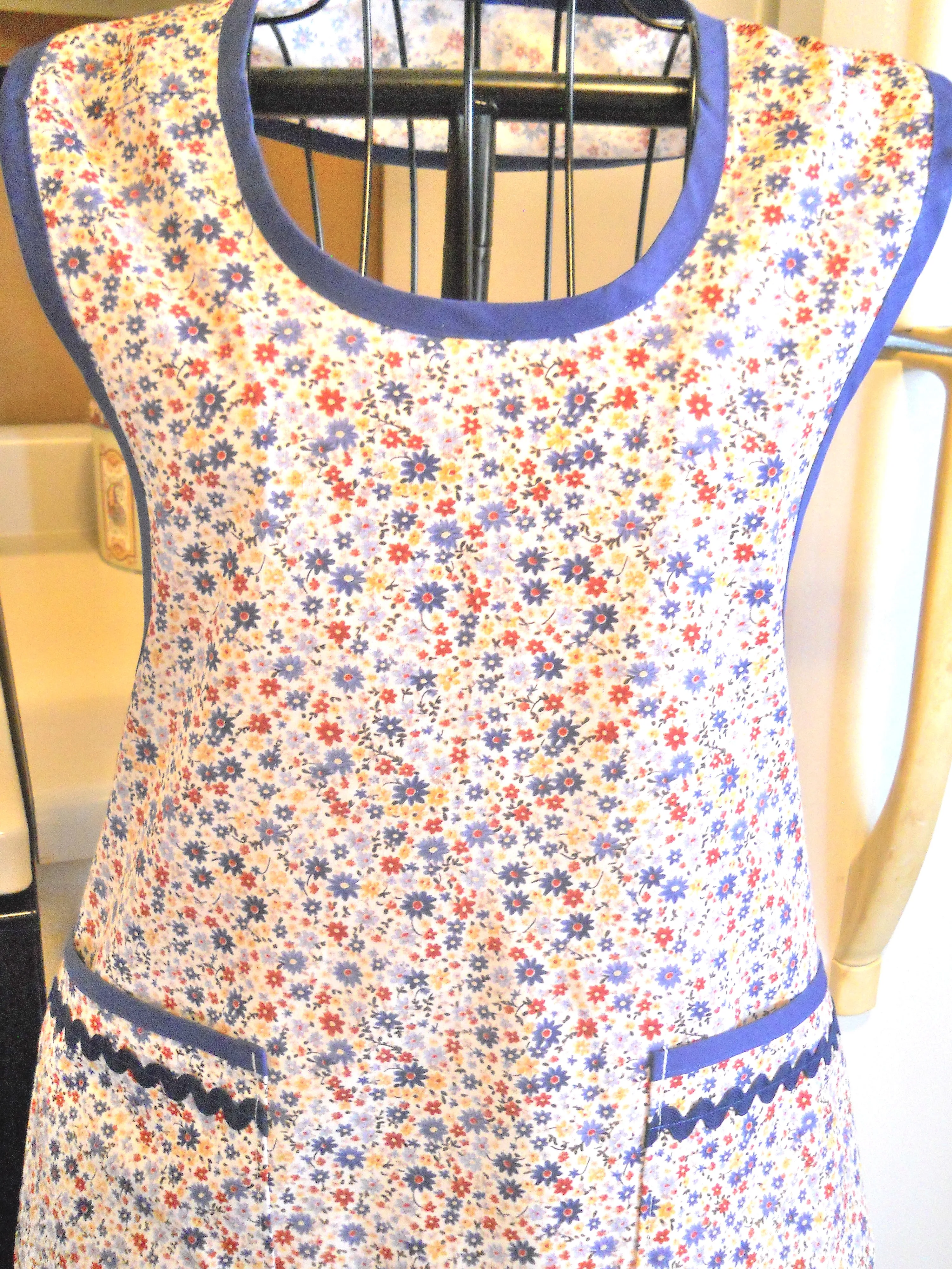 Old Fashioned Full Apron with a Blue Red and Yellow Floral size XL