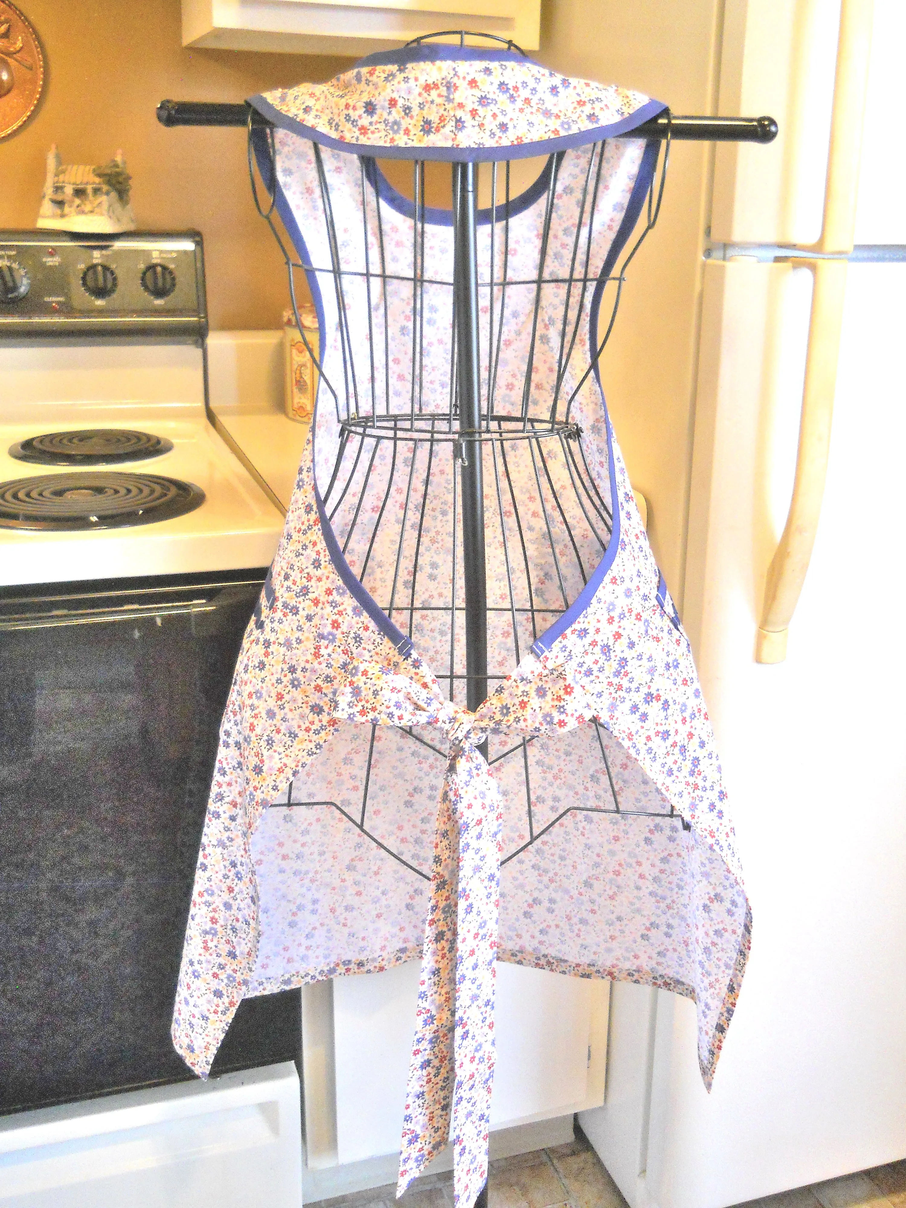 Old Fashioned Full Apron with a Blue Red and Yellow Floral size XL