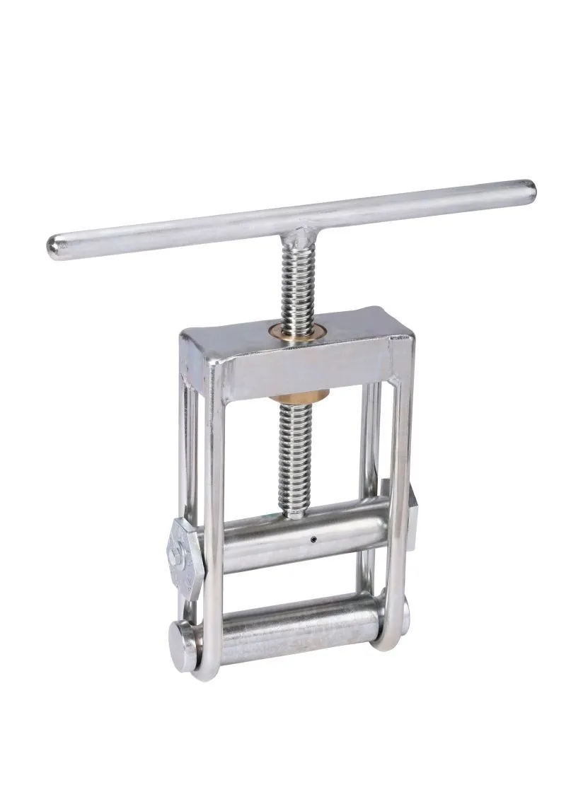 Squeezing device for plastic pipes