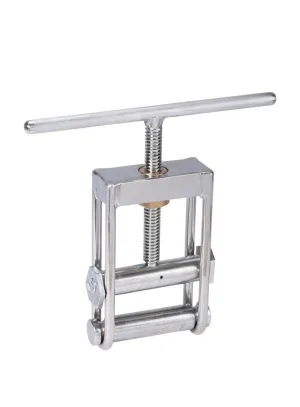 Squeezing device for plastic pipes