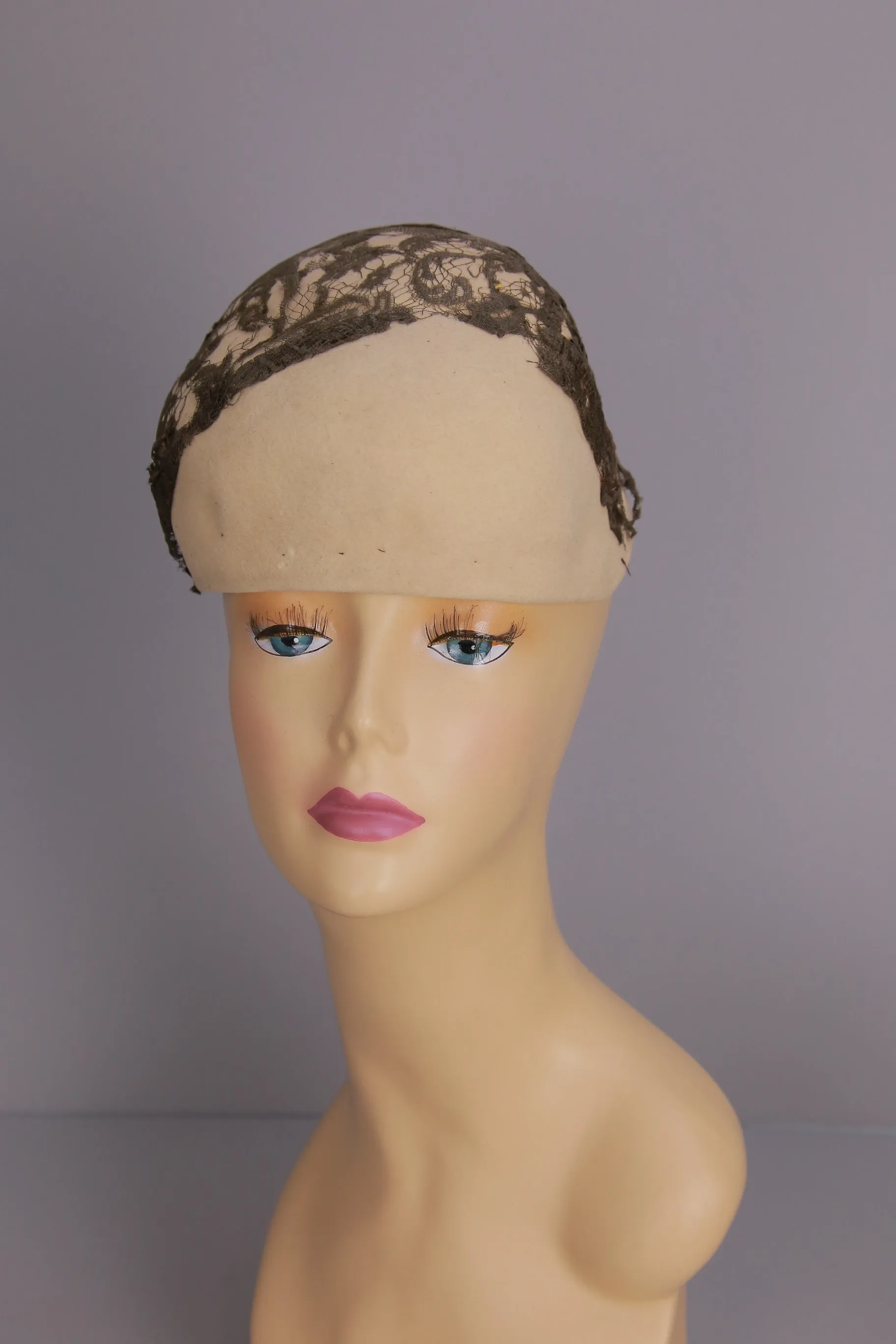 Vintage 40s tilt hat skull cap beige with lace