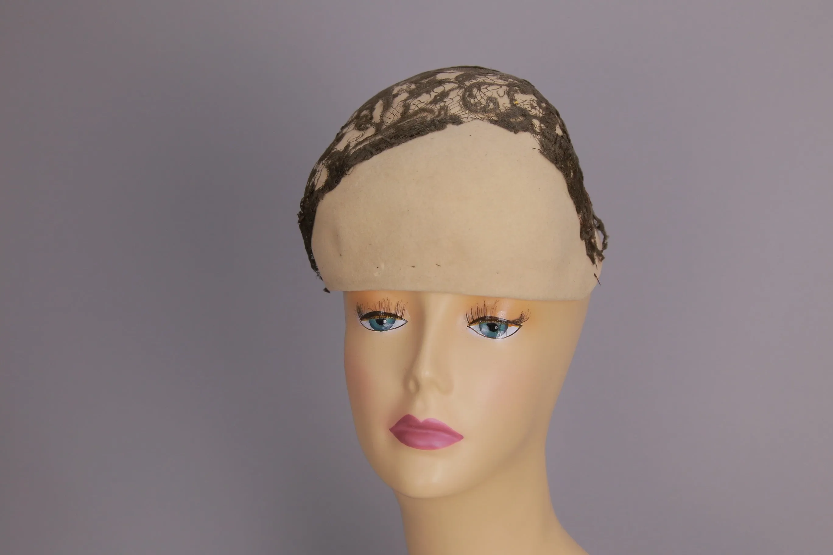 Vintage 40s tilt hat skull cap beige with lace