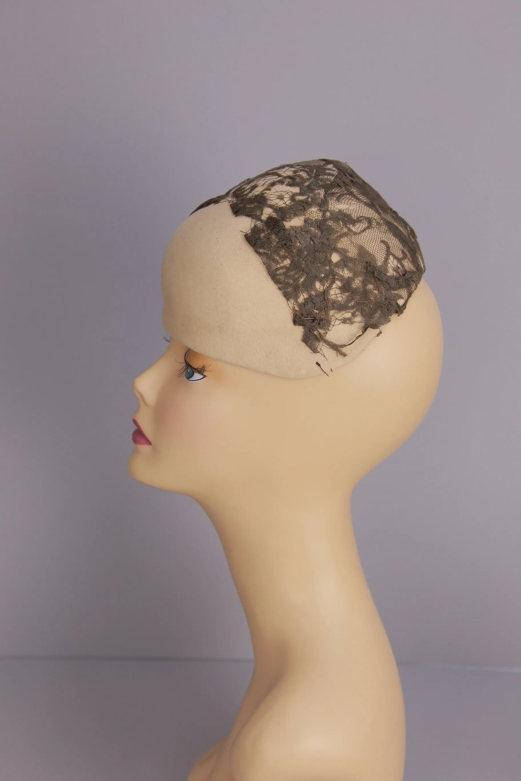 Vintage 40s tilt hat skull cap beige with lace