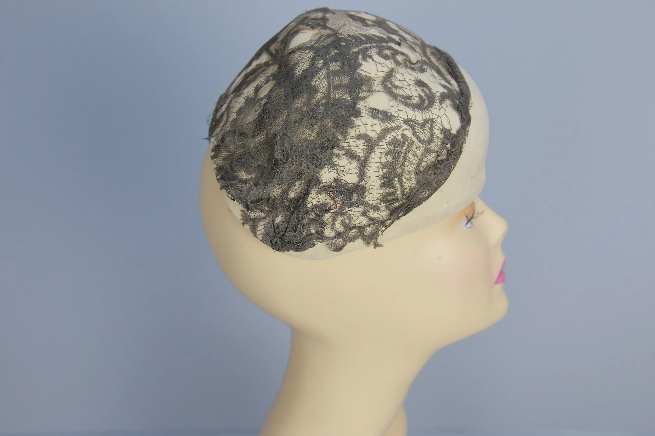 Vintage 40s tilt hat skull cap beige with lace