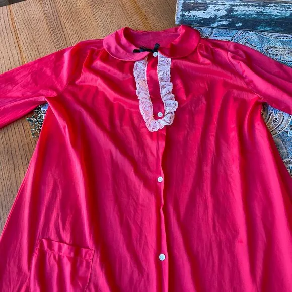 Vintage duster robe red with white lace and black tie at peterpan collar