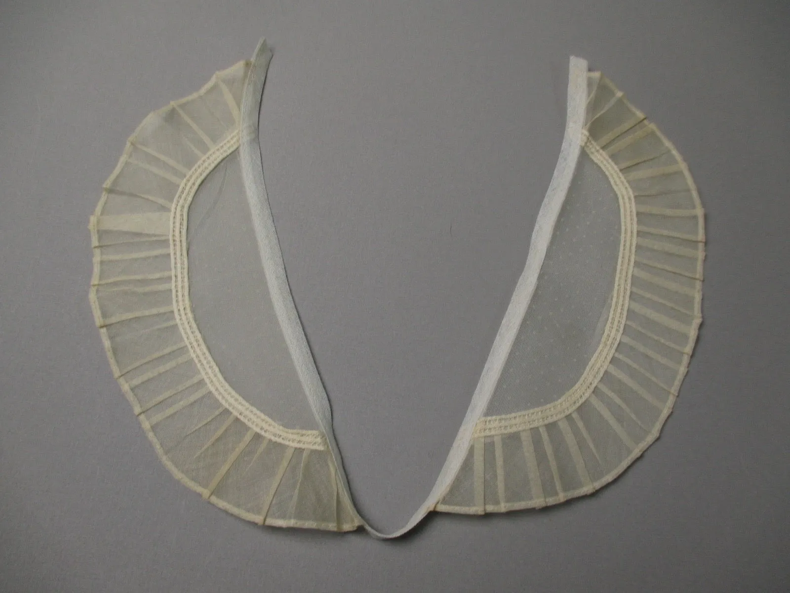 Vintage lace nylon pleated collar 1940s